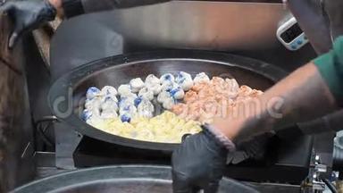 美国纽约。 街头美食。 在城市街头的摊位上准备的五颜六色的中国饺子